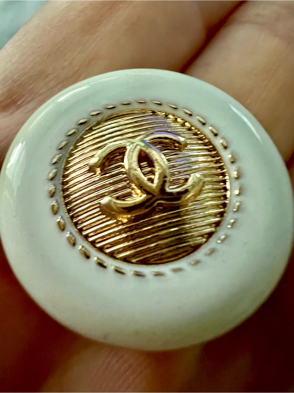 (Set of 6-25mm) CcLogo/Creamy White enamel/Textured GoldenAlloy/Shankback